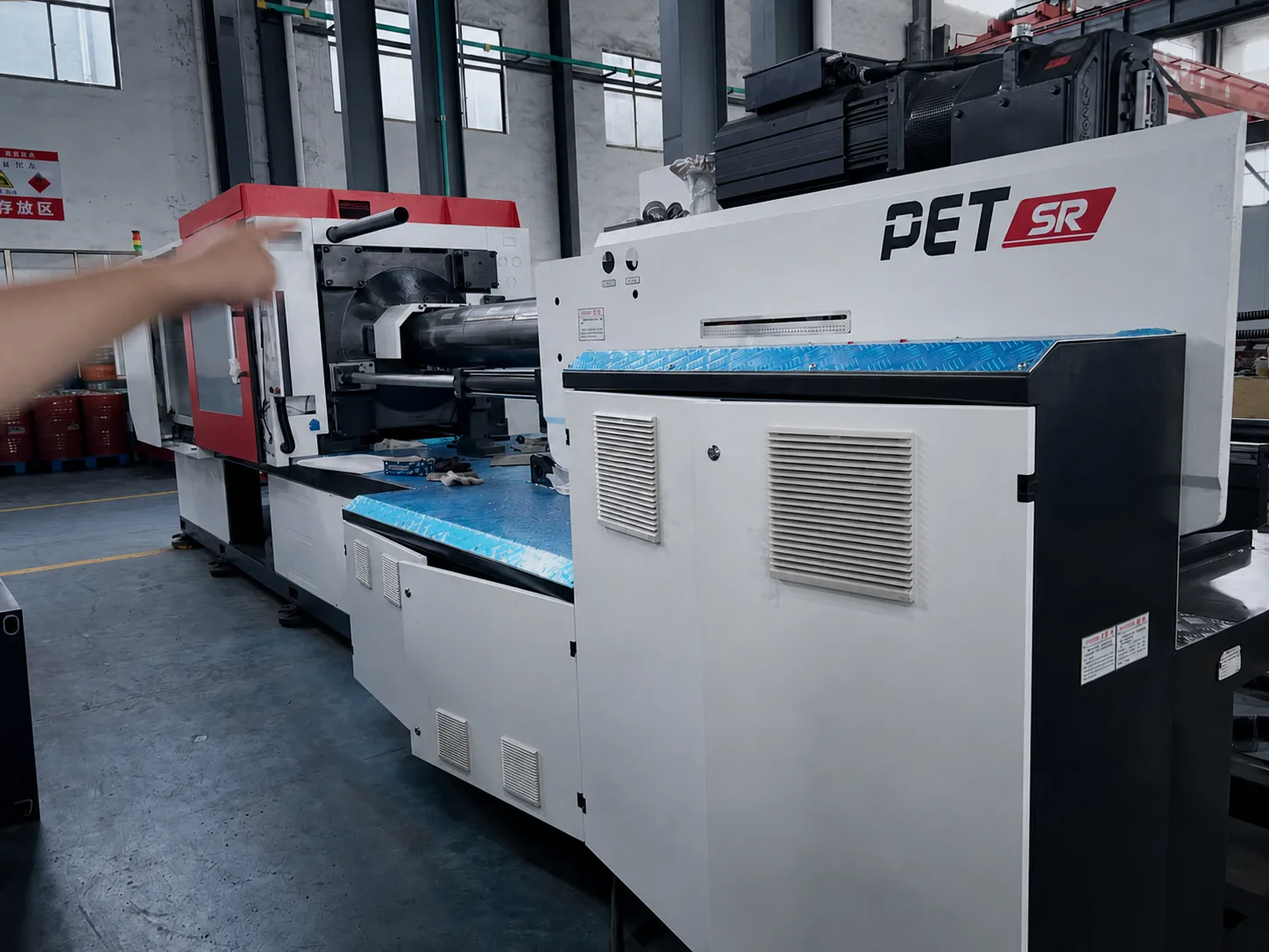 HWAMDA PET preform injection molding machine in the factory