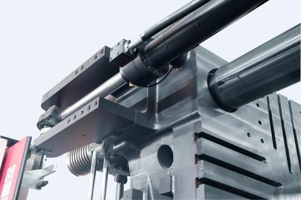 Close view of the DU platen, upper cylinder and polished tie bar