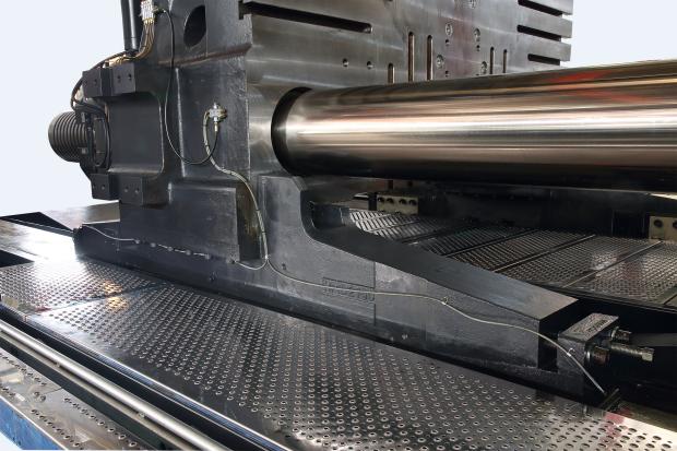 Lower platen structure and polished tie bar above the machine platform