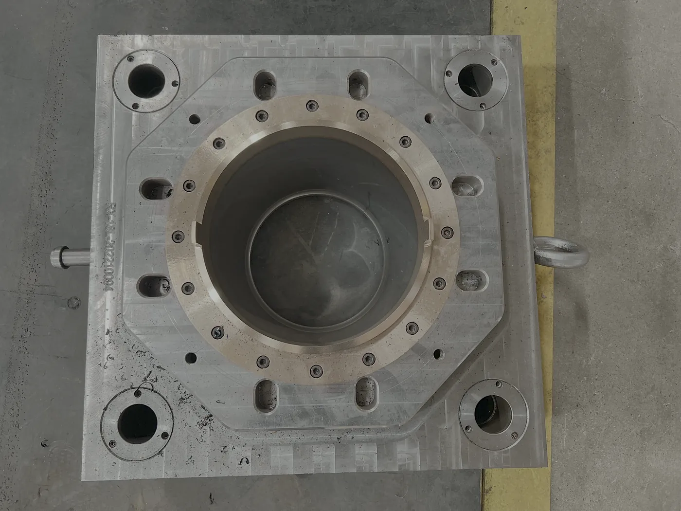 20 litre paint bucket body mold cavity side